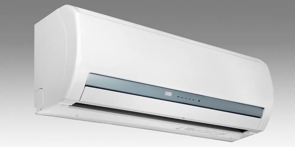 Un climatiseur mural moderne de type "split" de couleur blanche. Il présente un design minimaliste avec une fine barre d'affichage grise au centre.